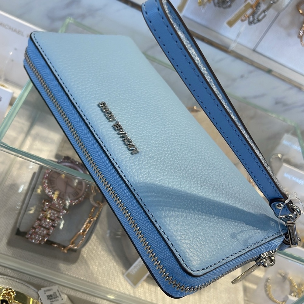 MICHAEL KORS Large Pebbled Leather Continental Wallet Wristlet Phone Holder
NWT - Picture 11 of 16